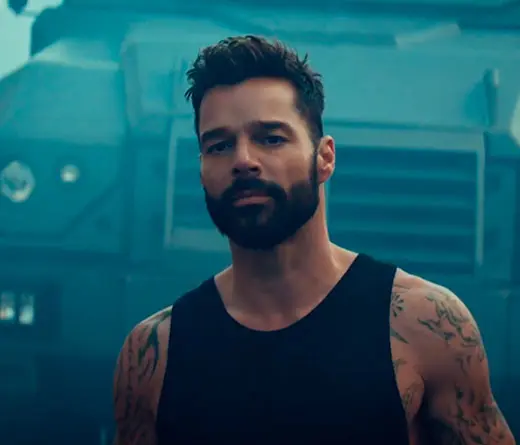 Con una letra y video inspirador, Ricky Martin inicia la dcada con el estreno de Tiburones.